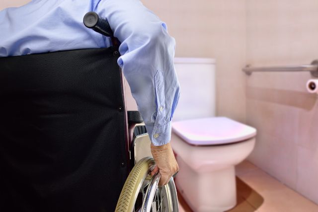 トイレに向かう車椅子の人